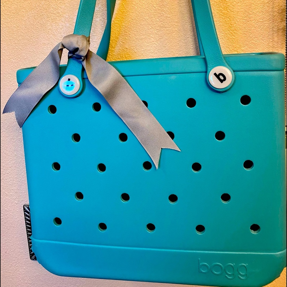 Authentic bogg bag. Perfect for the season & year round.